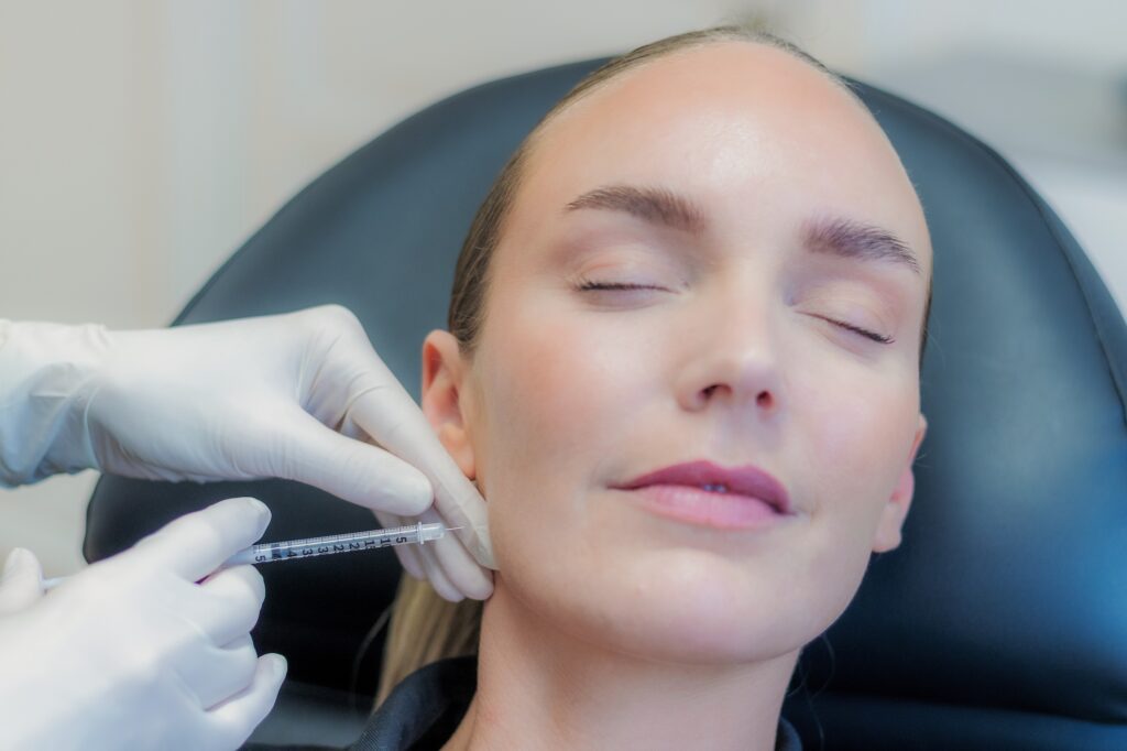 Behandler giver botox i kæbemusklen ved kæbevinklen, fx mod tænderskæren eller for en slankere kæbelinje